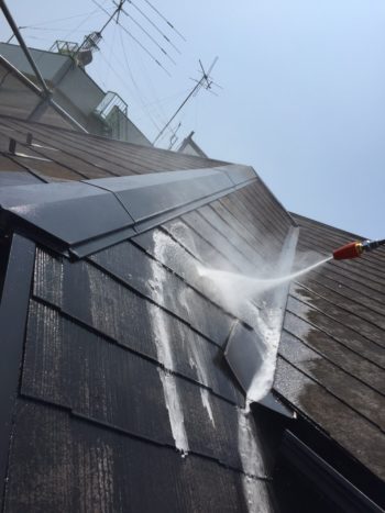 伊勢原市で外壁と屋根の高圧洗浄作業